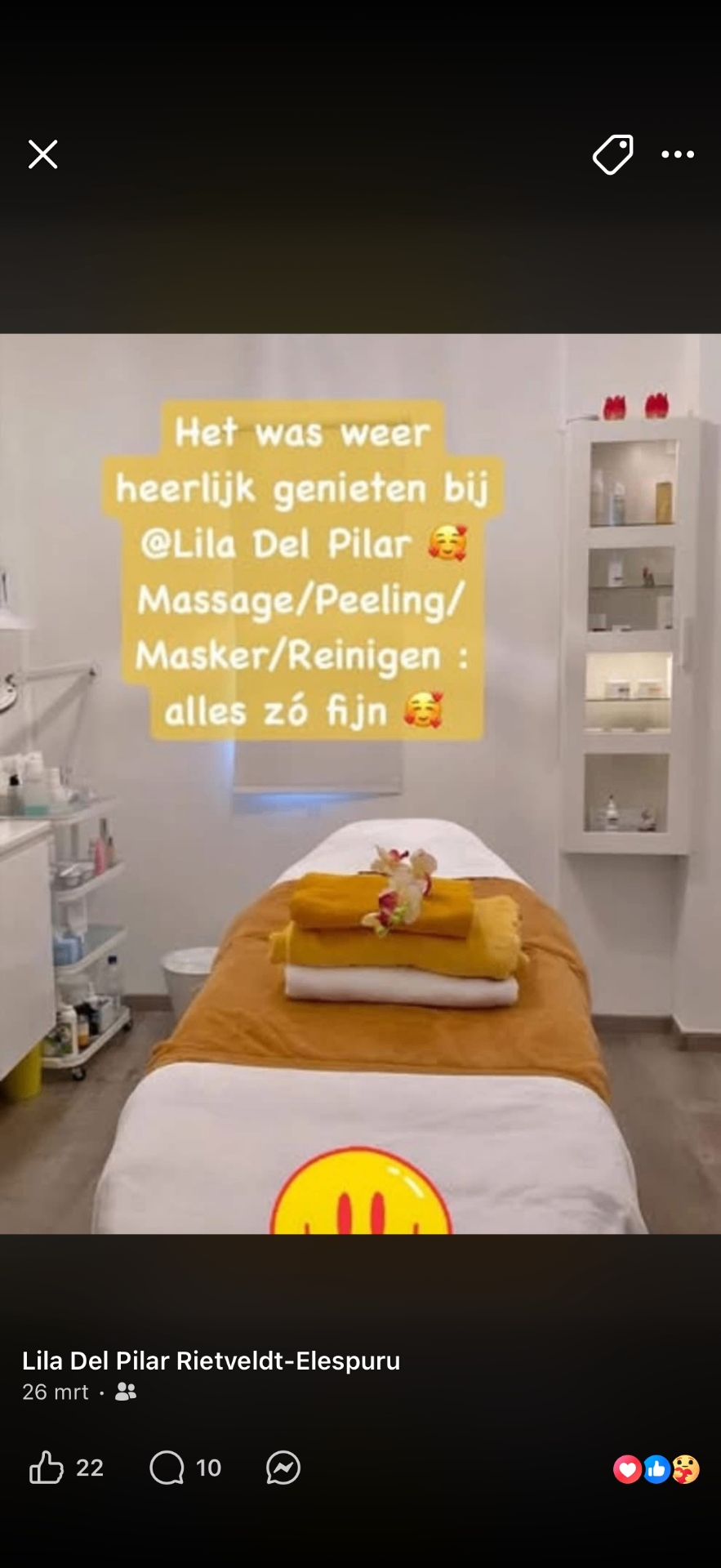 Behandeltafel met handdoeken en orchidee